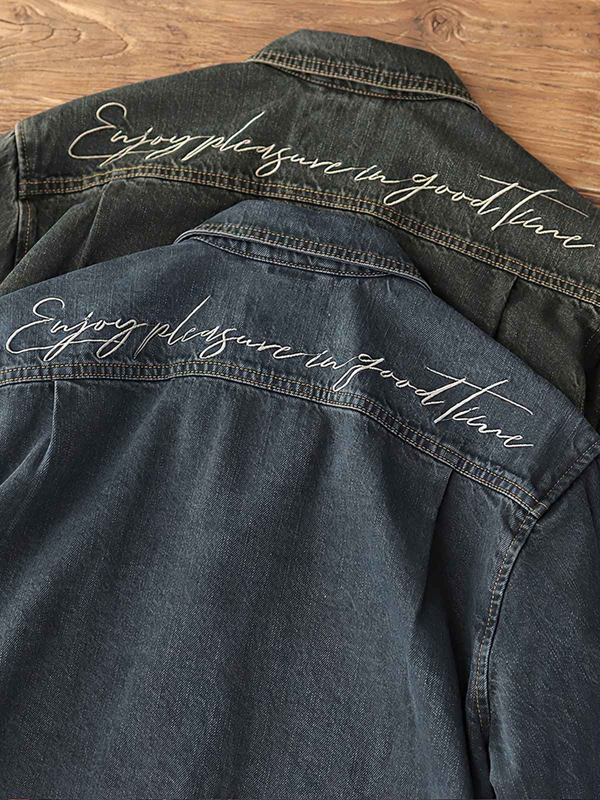 製品画像: アメリカンレトロ風 ルーズフィット ウォッシュ加工デニムワークジャケット 正面、ヴィンテージ感のあるデザイン
詳細画像: 背面の刺繍と銅色ボタンのディテール、クラシックなアクセント