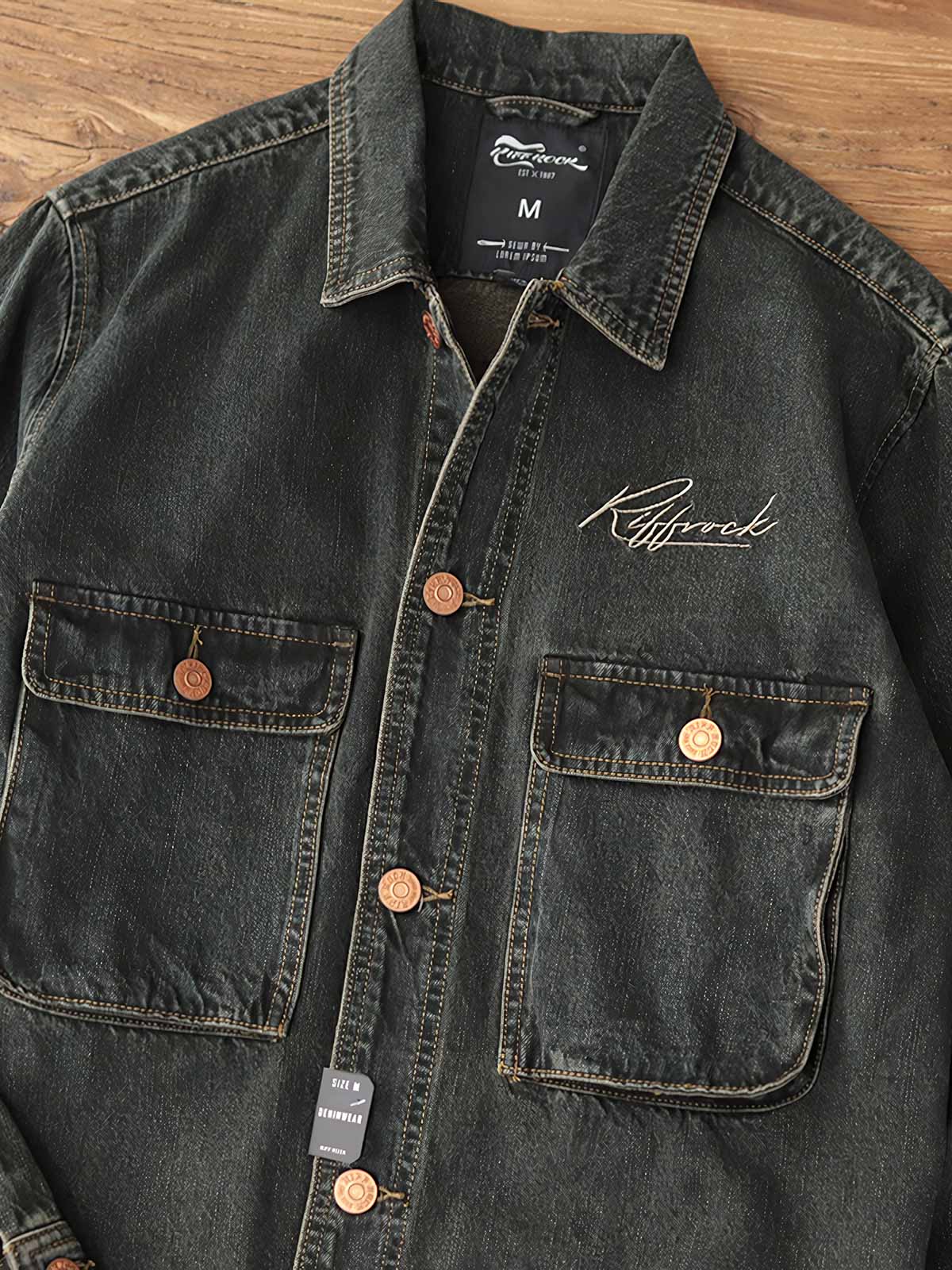 製品画像: アメリカンレトロ風 ルーズフィット ウォッシュ加工デニムワークジャケット 正面、ヴィンテージ感のあるデザイン
詳細画像: 背面の刺繍と銅色ボタンのディテール、クラシックなアクセント