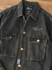 製品画像: アメリカンレトロ風 ルーズフィット ウォッシュ加工デニムワークジャケット 正面、ヴィンテージ感のあるデザイン
詳細画像: 背面の刺繍と銅色ボタンのディテール、クラシックなアクセント