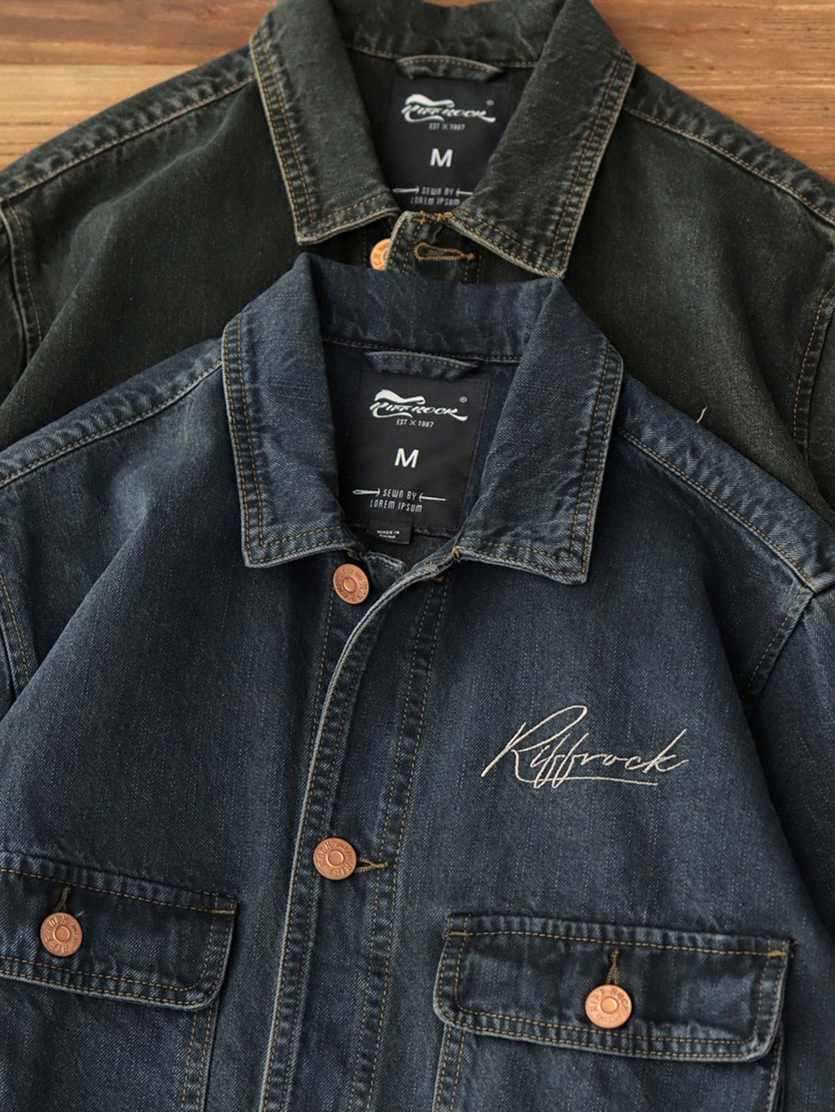製品画像: アメリカンレトロ風 ルーズフィット ウォッシュ加工デニムワークジャケット 正面、ヴィンテージ感のあるデザイン
詳細画像: 背面の刺繍と銅色ボタンのディテール、クラシックなアクセント