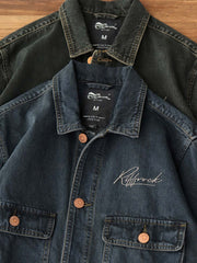 製品画像: アメリカンレトロ風 ルーズフィット ウォッシュ加工デニムワークジャケット 正面、ヴィンテージ感のあるデザイン
詳細画像: 背面の刺繍と銅色ボタンのディテール、クラシックなアクセント