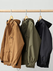 製品画像: 撥水・防風・防汚 テフロン加工 フード付き ルーズフィット アウトドア ワークジャケット 正面
詳細画像: 高めのフードと立体的な二重ポケット ディテール