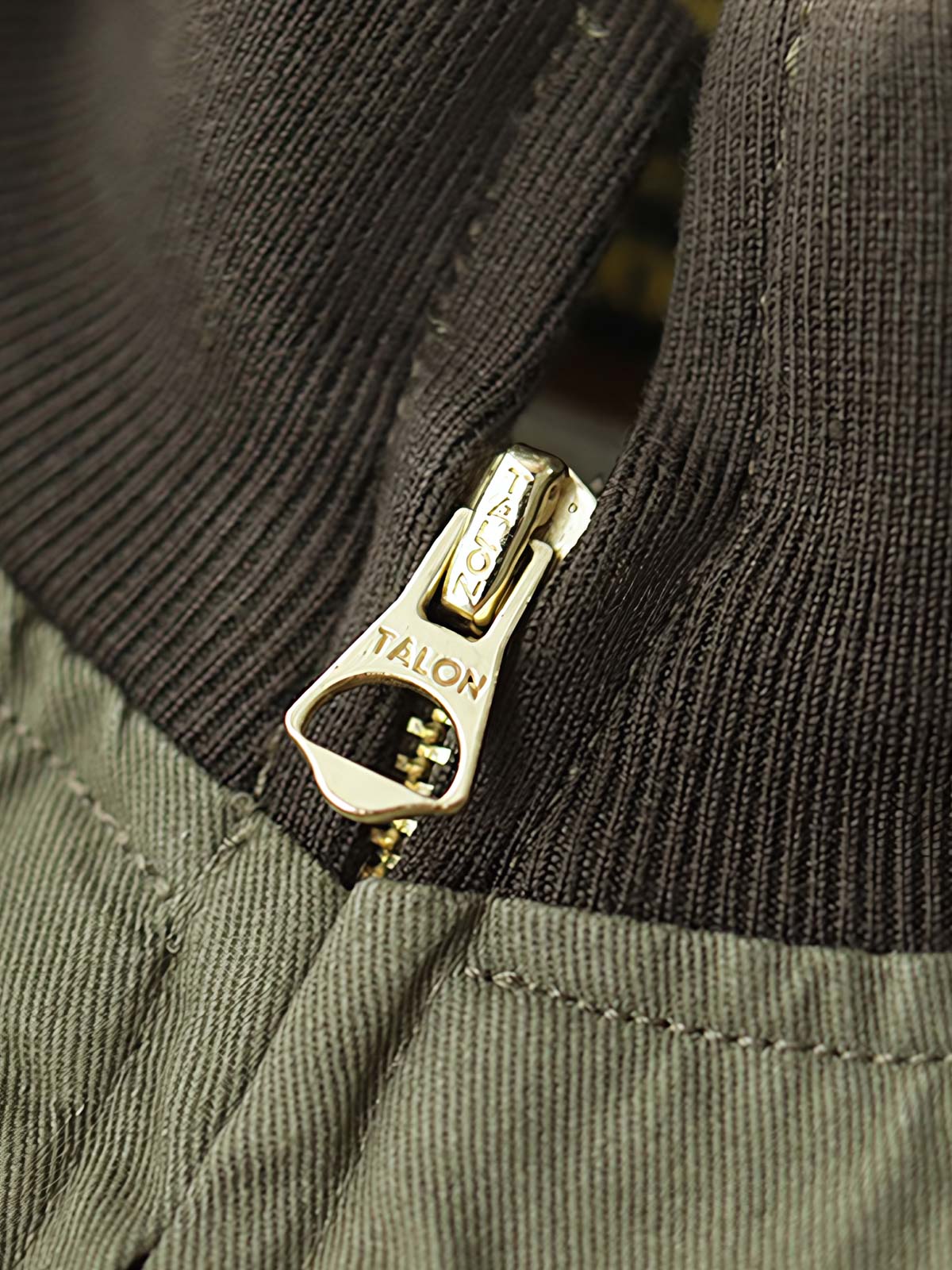 製品画像: 裏起毛 防寒 ミリタリー タンカージャケット 正面
詳細画像: TALONジッパーとトリコロール刺繍ワッペン ディテール