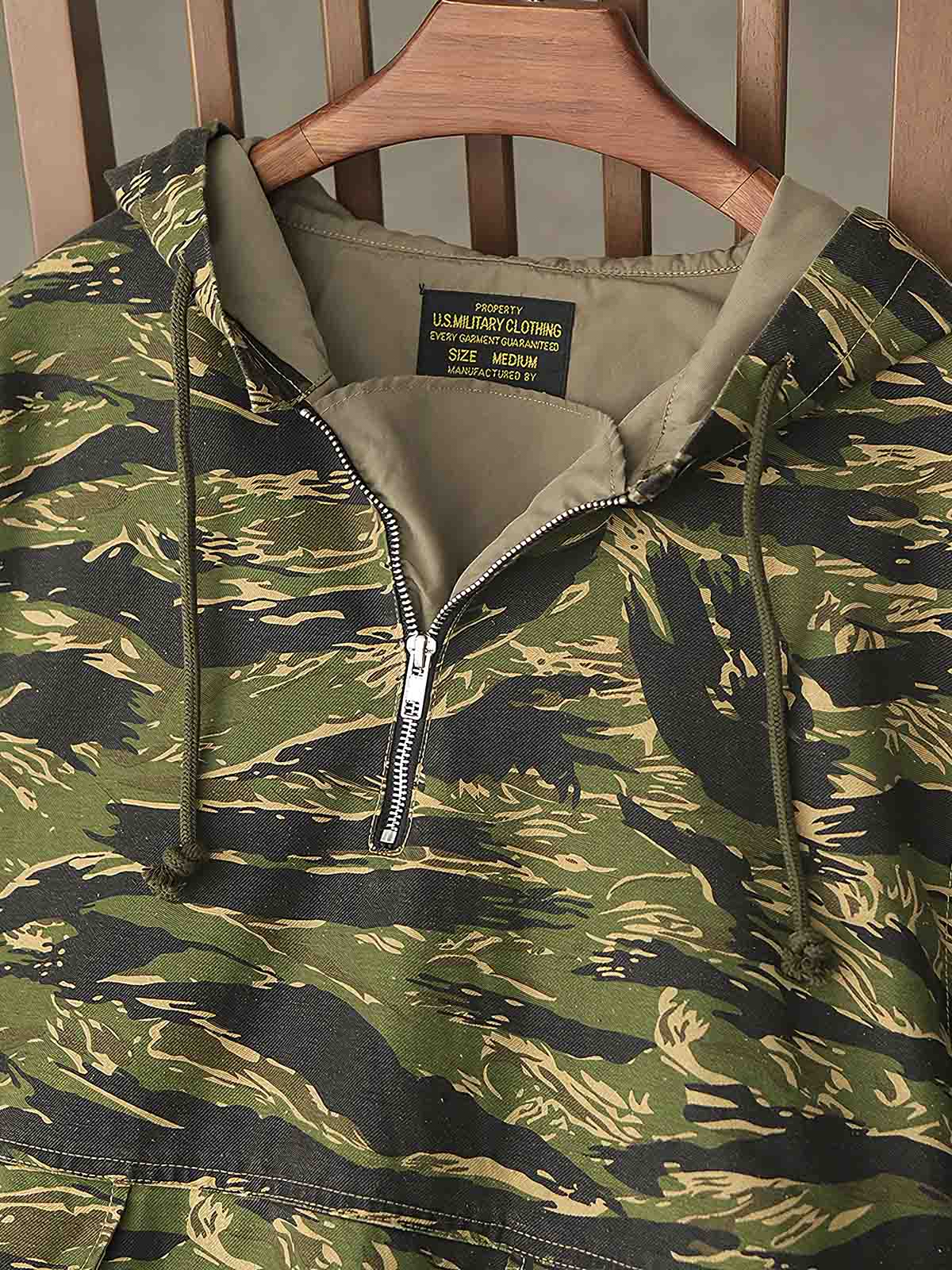 製品画像: アメリカンレトロ風 虎柄迷彩 フード付き ハーフジップ アウトドア ワークジャケット 正面
詳細画像: ハーフジップと大きなフラップポケット ディテール