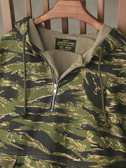 製品画像: アメリカンレトロ風 虎柄迷彩 フード付き ハーフジップ アウトドア ワークジャケット 正面
詳細画像: ハーフジップと大きなフラップポケット ディテール