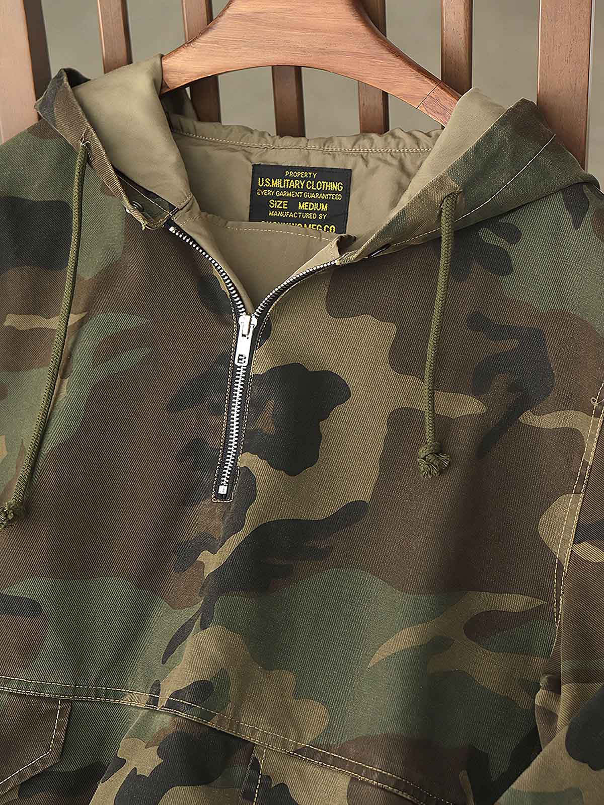 製品画像: アメリカンレトロ風 虎柄迷彩 フード付き ハーフジップ アウトドア ワークジャケット 正面
詳細画像: ハーフジップと大きなフラップポケット ディテール