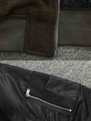 製品画像: ウール配色のレトロ風MA-1フライトジャケットのフロントビュー。パネルデザインとリブカラーが特徴のスタイリッシュなアウター
詳細画像: ウールとポリエステルのパネルデザインとジッパーのディテール。コントラスト配色が映えるレトロ風フライトジャケット