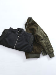 製品画像: ウール配色のレトロ風MA-1フライトジャケットのフロントビュー。パネルデザインとリブカラーが特徴のスタイリッシュなアウター
詳細画像: ウールとポリエステルのパネルデザインとジッパーのディテール。コントラスト配色が映えるレトロ風フライトジャケット