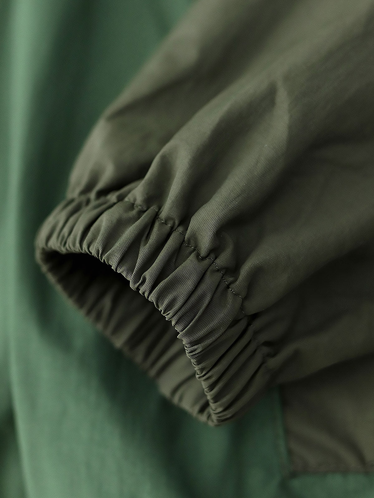 製品画像: レトロ風 配色 フード付き トレーニングジャケット 正面
詳細画像: ハーフジップと反射テープのディテール