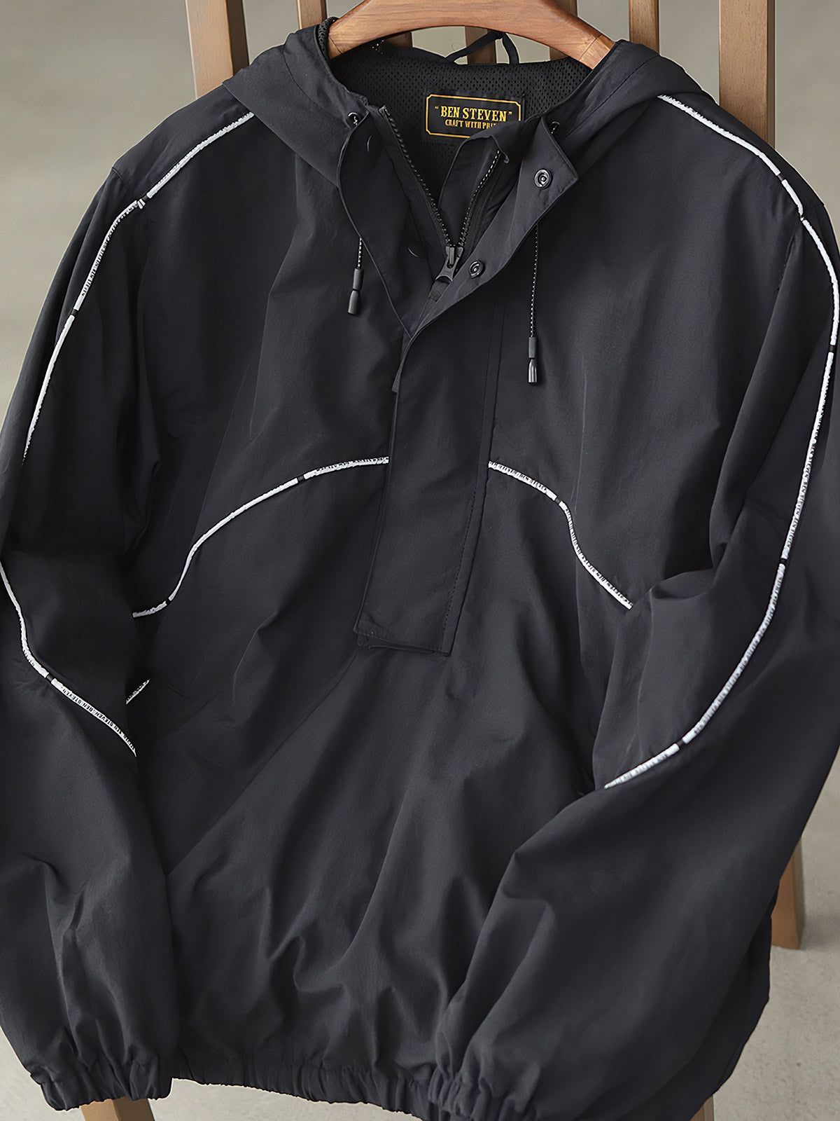 製品画像: レトロ風 配色 フード付き トレーニングジャケット 正面
詳細画像: ハーフジップと反射テープのディテール