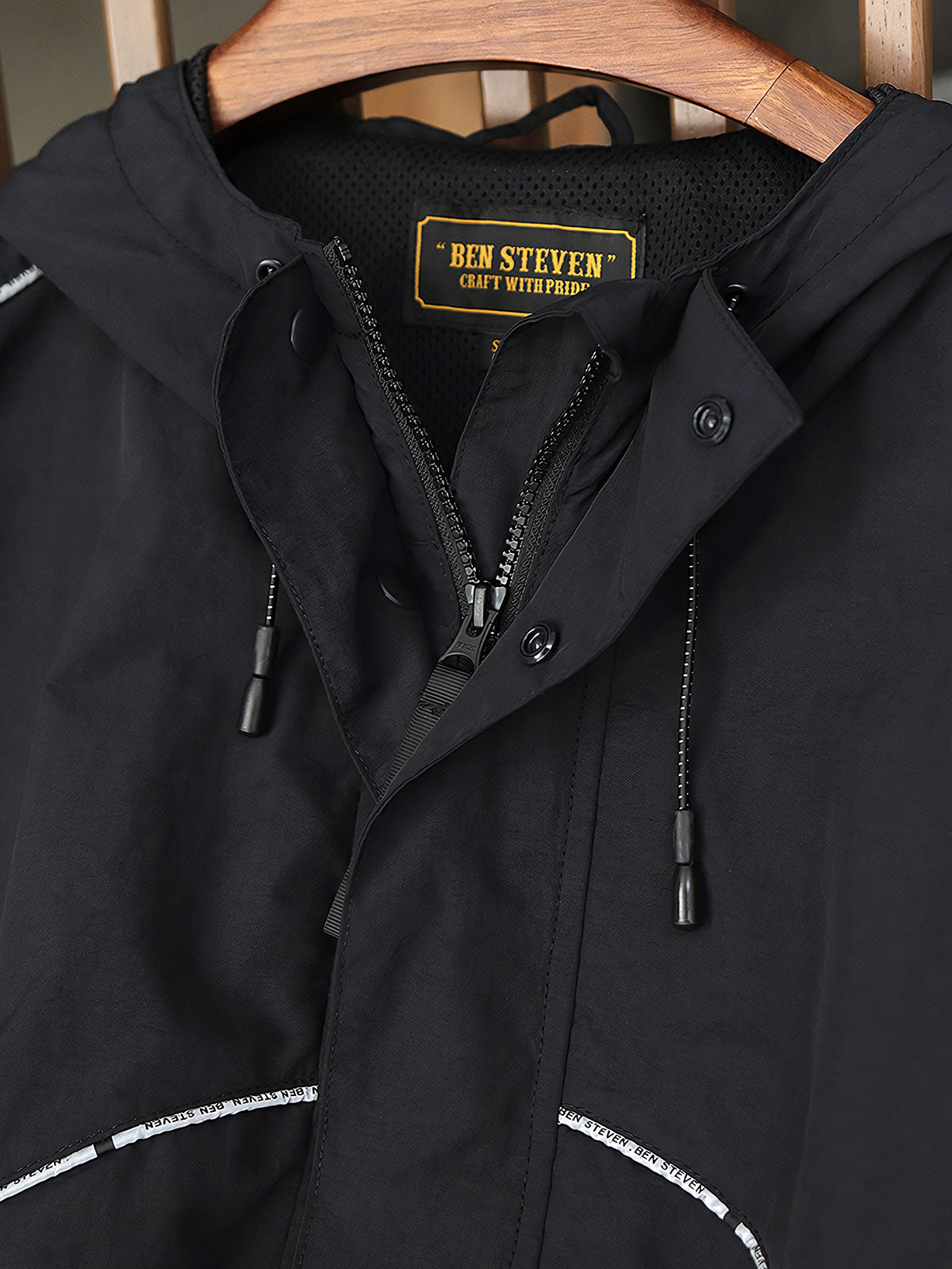 製品画像: レトロ風 配色 フード付き トレーニングジャケット 正面
詳細画像: ハーフジップと反射テープのディテール