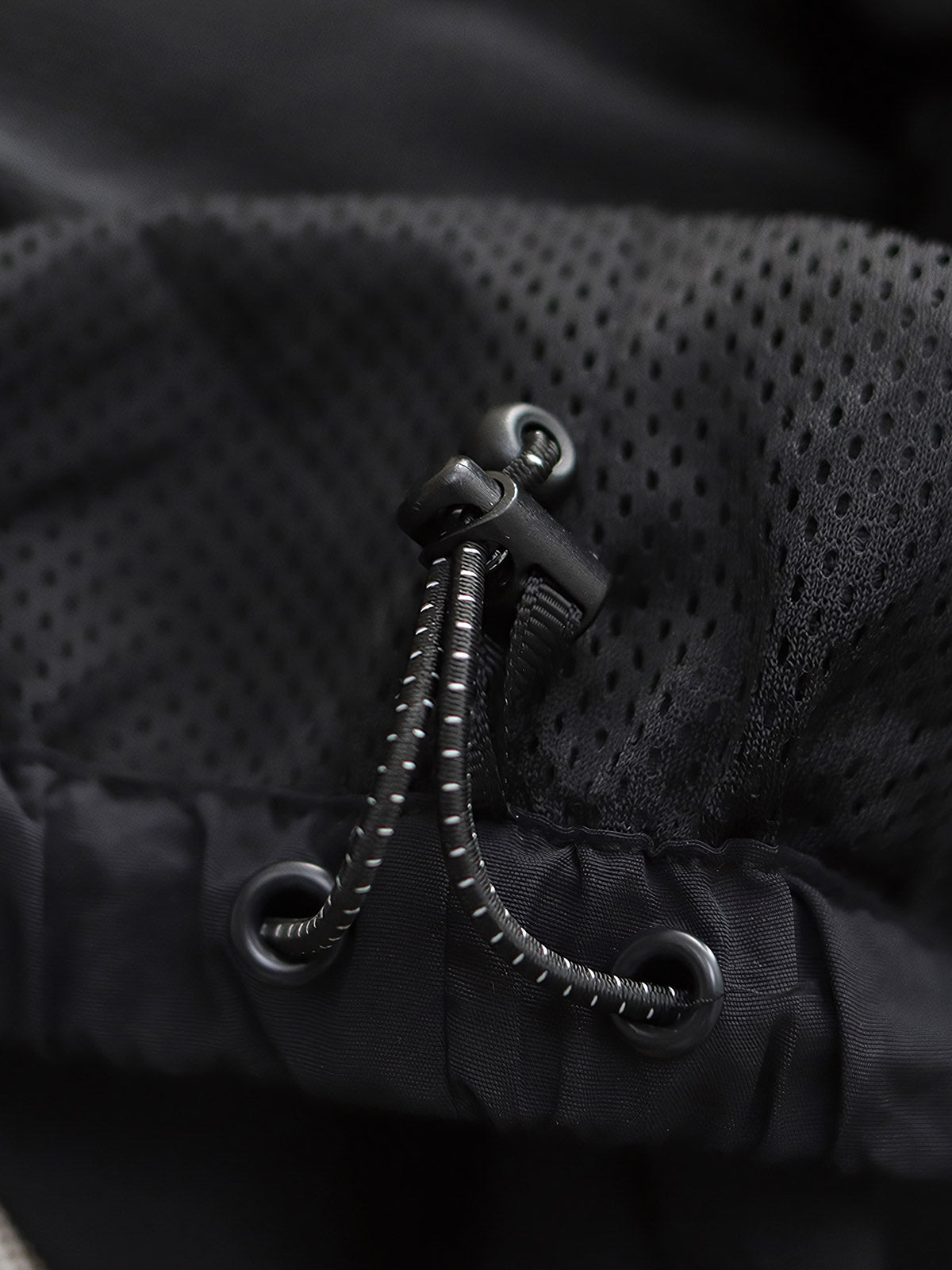 製品画像: レトロ風 配色 フード付き トレーニングジャケット 正面
詳細画像: ハーフジップと反射テープのディテール