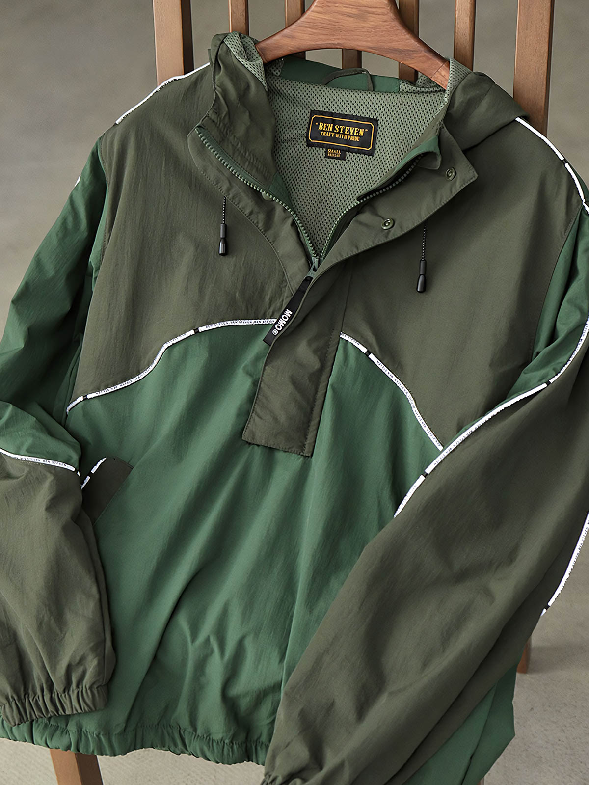 製品画像: レトロ風 配色 フード付き トレーニングジャケット 正面
詳細画像: ハーフジップと反射テープのディテール