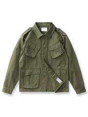 製品画像: 第二次世界大戦リバイバル TCU ジャングルコンバットジャケット メンズ 正面ビュー
詳細画像: 斜め胸ポケットと裾ポケットのディテール ヴィンテージデザインのコンバットジャケット