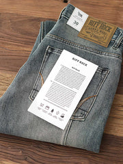 製品画像: アメカジレトロスリムストレートジーンズのフロントビュー。12.5オンスのデニムとウォッシュヴィンテージ加工で、レトロな風合いが特徴
詳細画像: サンドウォッシュ加工と5ポケットデザインのディテール。カスタムリベットとYKKジッパーで高い品質を実現