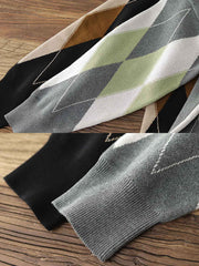 製品画像: ヴィンテージ感あふれる重厚ニット ダイヤ柄セーター 正面ビュー
詳細画像: ダイヤ柄ジャカードのディテールと厚手のリブクルーネック