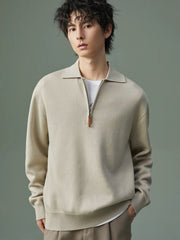 詳細画像: ラペルとジップのディテール展示。ラペル付きのジップが特徴的なデザイン。
モデル画像: モデルが着用するヴィンテージカジュアル風ニットプルオーバーのコーディネート。単独でも重ね着でも楽しめるアイテム。