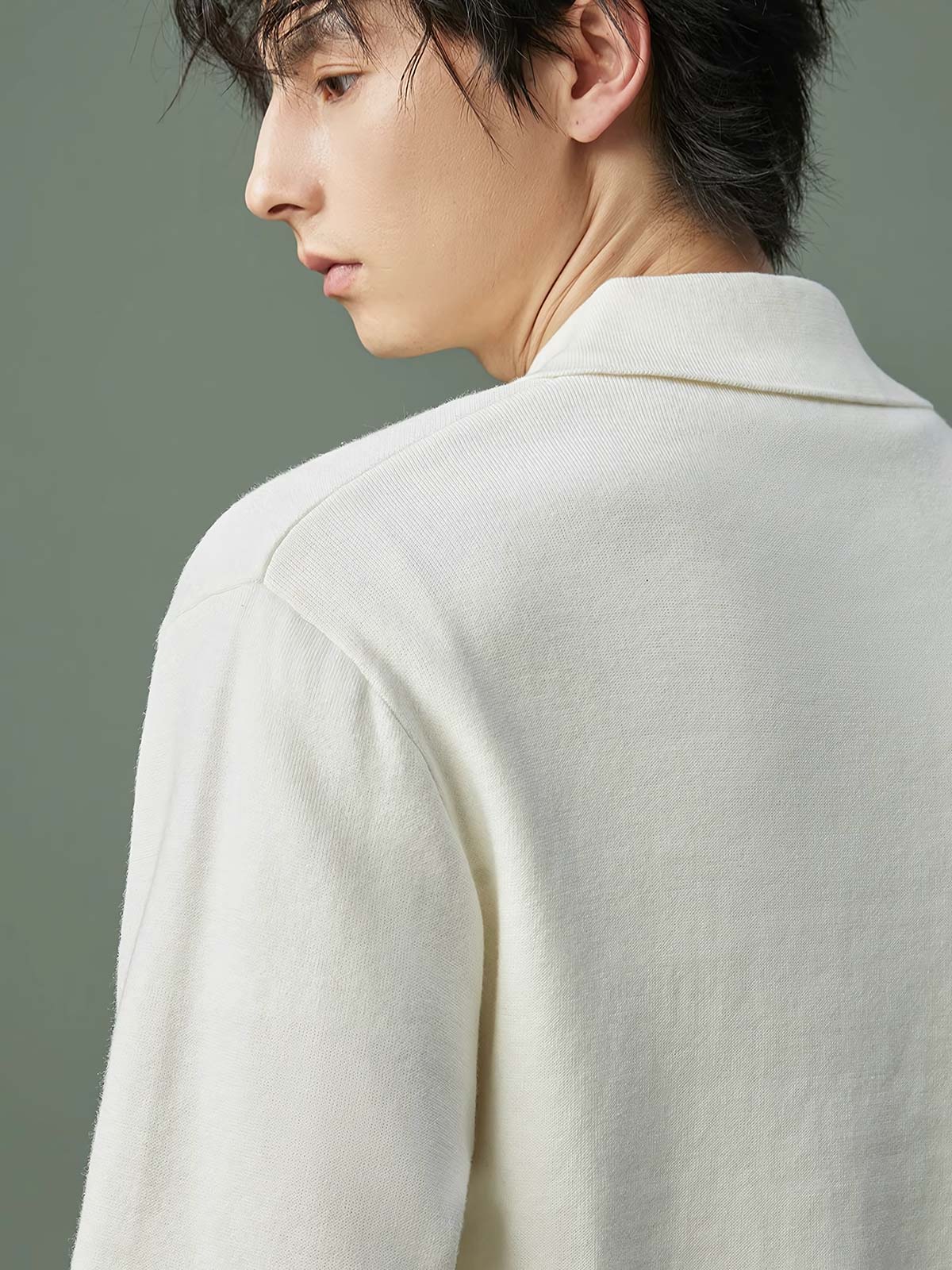 詳細画像: ラペルとジップのディテール展示。ラペル付きのジップが特徴的なデザイン。
モデル画像: モデルが着用するヴィンテージカジュアル風ニットプルオーバーのコーディネート。単独でも重ね着でも楽しめるアイテム。