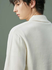 詳細画像: ラペルとジップのディテール展示。ラペル付きのジップが特徴的なデザイン。
モデル画像: モデルが着用するヴィンテージカジュアル風ニットプルオーバーのコーディネート。単独でも重ね着でも楽しめるアイテム。