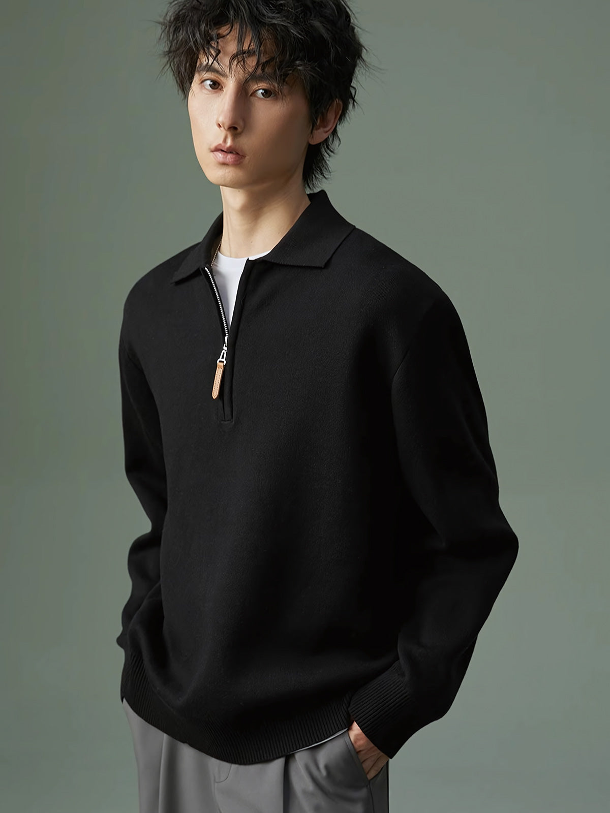 詳細画像: ラペルとジップのディテール展示。ラペル付きのジップが特徴的なデザイン。
モデル画像: モデルが着用するヴィンテージカジュアル風ニットプルオーバーのコーディネート。単独でも重ね着でも楽しめるアイテム。