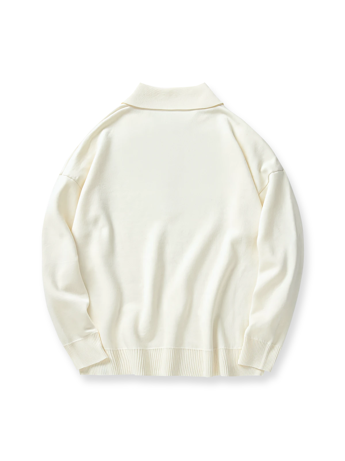 詳細画像: ラペルとジップのディテール展示。ラペル付きのジップが特徴的なデザイン。
モデル画像: モデルが着用するヴィンテージカジュアル風ニットプルオーバーのコーディネート。単独でも重ね着でも楽しめるアイテム。