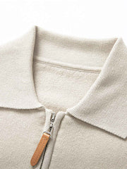 製品画像: ハーフジップラペル付きルーズフィットニットプルオーバー全体展示。ヴィンテージ感があり、リラックスしたカジュアルスタイルに最適。
詳細画像: ラペルとジップのディテール展示。ラペル付きのジップが特徴的なデザイン。