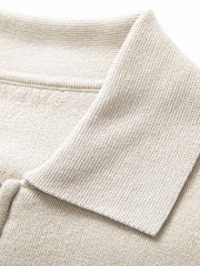 製品画像: ハーフジップラペル付きルーズフィットニットプルオーバー全体展示。ヴィンテージ感があり、リラックスしたカジュアルスタイルに最適。
詳細画像: ラペルとジップのディテール展示。ラペル付きのジップが特徴的なデザイン。