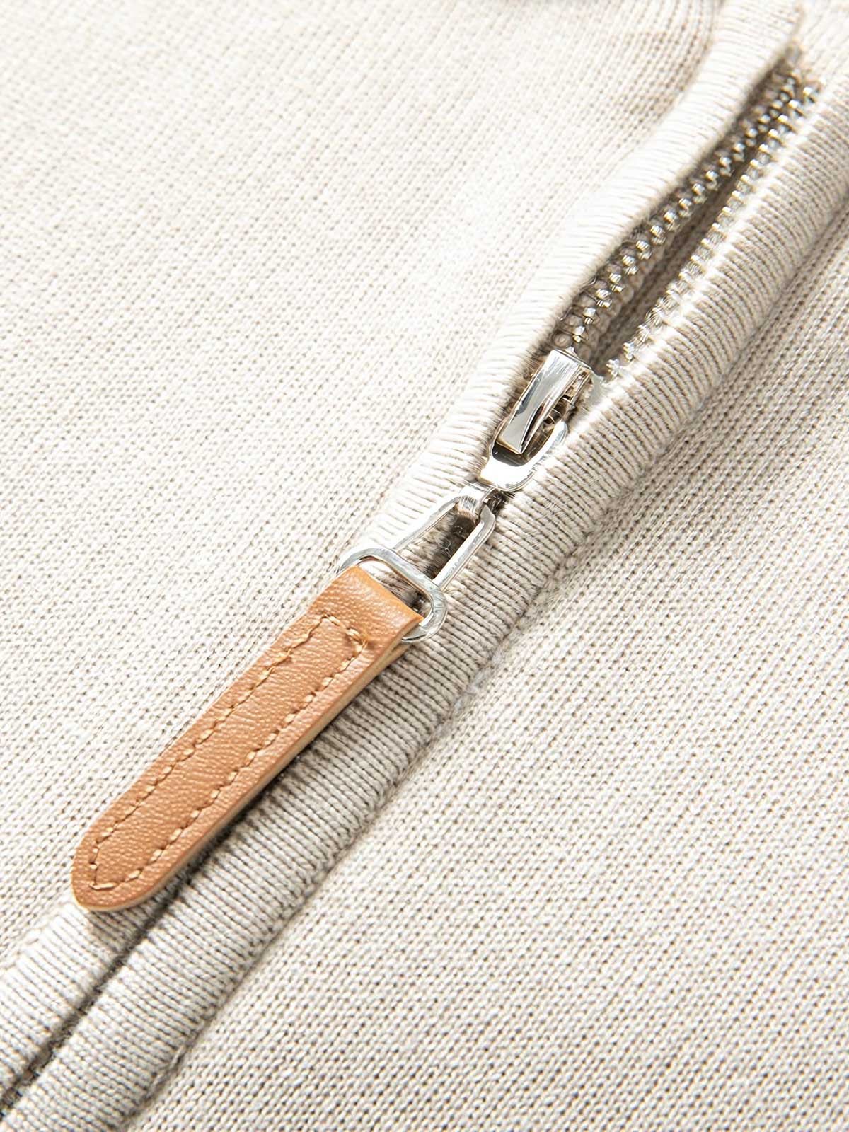 製品画像: ハーフジップラペル付きルーズフィットニットプルオーバー全体展示。ヴィンテージ感があり、リラックスしたカジュアルスタイルに最適。
詳細画像: ラペルとジップのディテール展示。ラペル付きのジップが特徴的なデザイン。