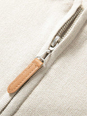 製品画像: ハーフジップラペル付きルーズフィットニットプルオーバー全体展示。ヴィンテージ感があり、リラックスしたカジュアルスタイルに最適。
詳細画像: ラペルとジップのディテール展示。ラペル付きのジップが特徴的なデザイン。