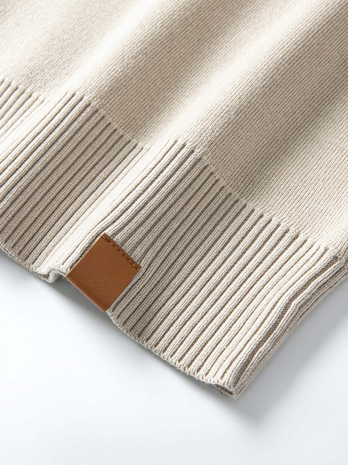 製品画像: ハーフジップラペル付きルーズフィットニットプルオーバー全体展示。ヴィンテージ感があり、リラックスしたカジュアルスタイルに最適。
詳細画像: ラペルとジップのディテール展示。ラペル付きのジップが特徴的なデザイン。