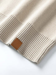 製品画像: ハーフジップラペル付きルーズフィットニットプルオーバー全体展示。ヴィンテージ感があり、リラックスしたカジュアルスタイルに最適。
詳細画像: ラペルとジップのディテール展示。ラペル付きのジップが特徴的なデザイン。