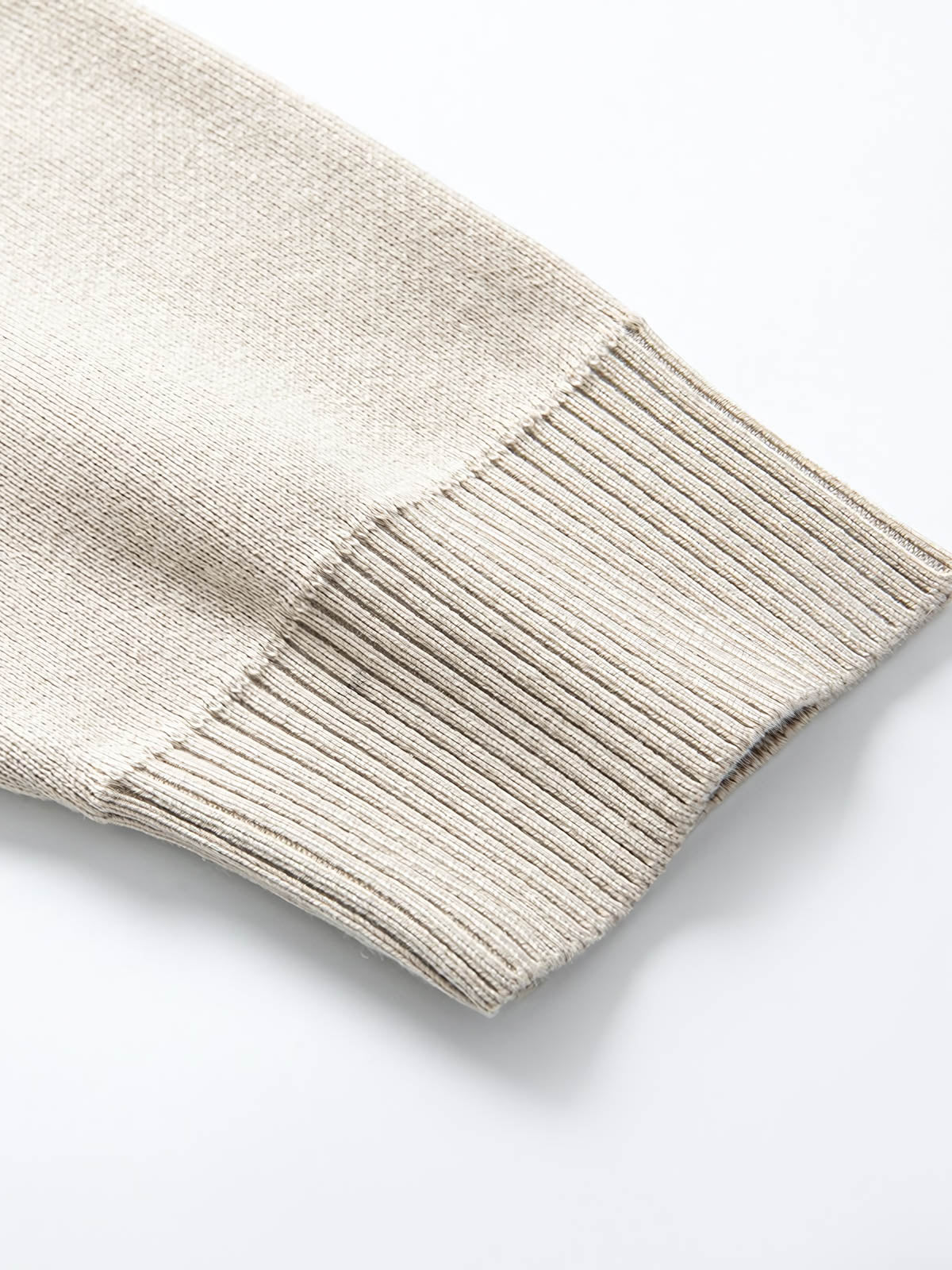 製品画像: ハーフジップラペル付きルーズフィットニットプルオーバー全体展示。ヴィンテージ感があり、リラックスしたカジュアルスタイルに最適。
詳細画像: ラペルとジップのディテール展示。ラペル付きのジップが特徴的なデザイン。