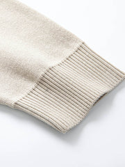 製品画像: ハーフジップラペル付きルーズフィットニットプルオーバー全体展示。ヴィンテージ感があり、リラックスしたカジュアルスタイルに最適。
詳細画像: ラペルとジップのディテール展示。ラペル付きのジップが特徴的なデザイン。