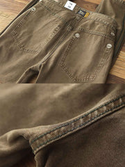 製品画像:アメカジ風泥染めストレートデニムパンツの正面展示。低彩度のブラウンカラーがヴィンテージ感を演出。
詳細画像:カスタムボタンとウォッシュ加工のディテールをクローズアップ。レザーパッチがデザインのアクセントに。