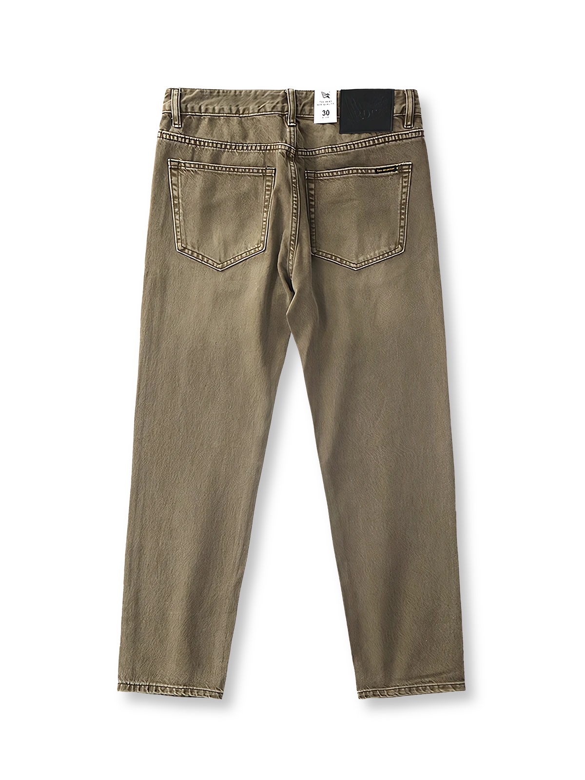 製品画像:アメカジ風泥染めストレートデニムパンツの正面展示。低彩度のブラウンカラーがヴィンテージ感を演出。
詳細画像:カスタムボタンとウォッシュ加工のディテールをクローズアップ。レザーパッチがデザインのアクセントに。