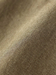 製品画像:アメカジ風泥染めストレートデニムパンツの正面展示。低彩度のブラウンカラーがヴィンテージ感を演出。
詳細画像:カスタムボタンとウォッシュ加工のディテールをクローズアップ。レザーパッチがデザインのアクセントに。