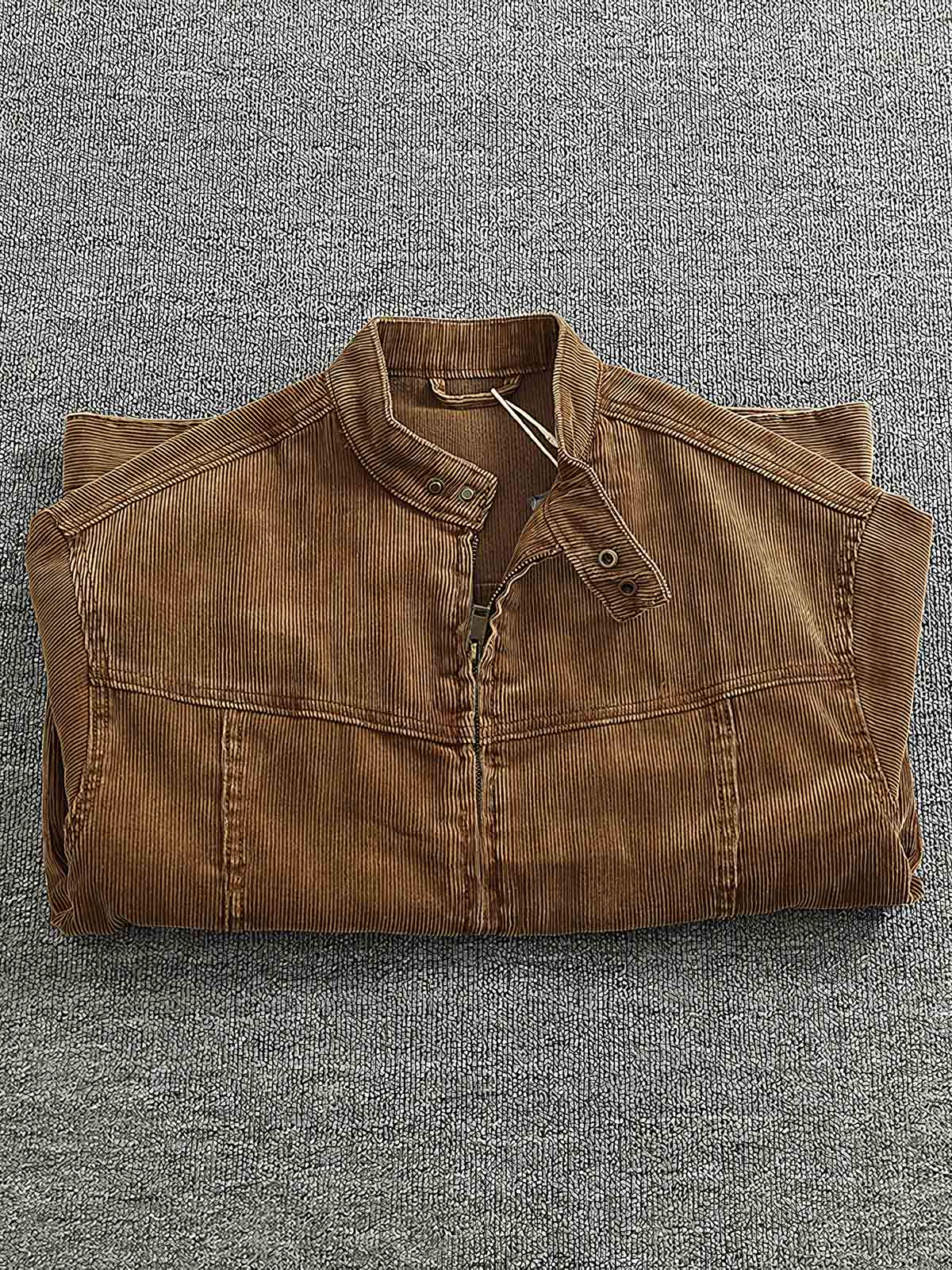 製品画像: ヨーロピアン&アメリカンヴィンテージ風コーデュロイバイカージャケットのフロントビュー。タフなバイカーカラーデザインとウォッシュ加工が魅力
詳細画像: バイカーカラーとジッパーデザインのディテール。ヴィンテージ感を引き立てる斜めポケット付き