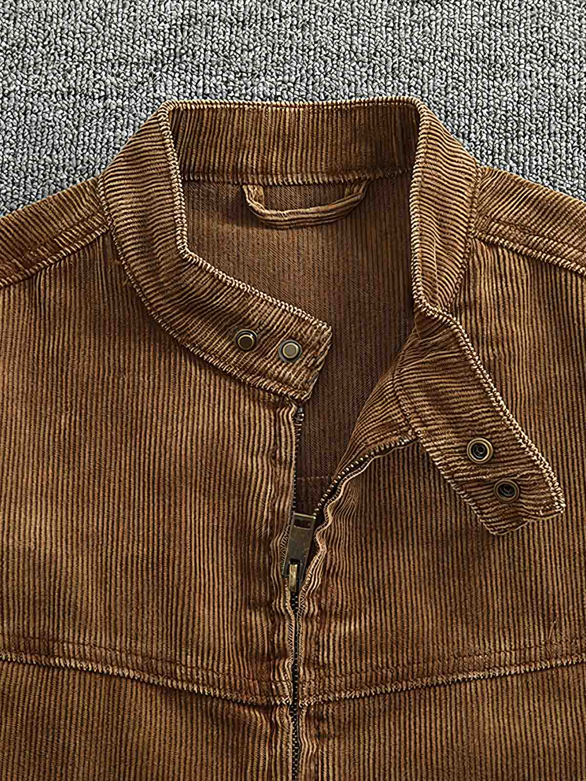 製品画像: ヨーロピアン&アメリカンヴィンテージ風コーデュロイバイカージャケットのフロントビュー。タフなバイカーカラーデザインとウォッシュ加工が魅力
詳細画像: バイカーカラーとジッパーデザインのディテール。ヴィンテージ感を引き立てる斜めポケット付き