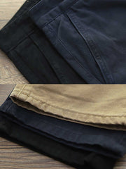 製品画像:アメリカンクラシックストレートツイルパンツの正面図。クラシックなワークスタイルとカジュアル感が共存し、三季節に適した全コットン素材のアイテム。
詳細画像:後ろポケットに施されたフラップデザインのディテールを強調したクローズアップ画像。ワークテイストと実用性を兼ね備えたスタイル。