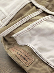 製品画像:アメリカンクラシックストレートツイルパンツの正面図。クラシックなワークスタイルとカジュアル感が共存し、三季節に適した全コットン素材のアイテム。
詳細画像:後ろポケットに施されたフラップデザインのディテールを強調したクローズアップ画像。ワークテイストと実用性を兼ね備えたスタイル。