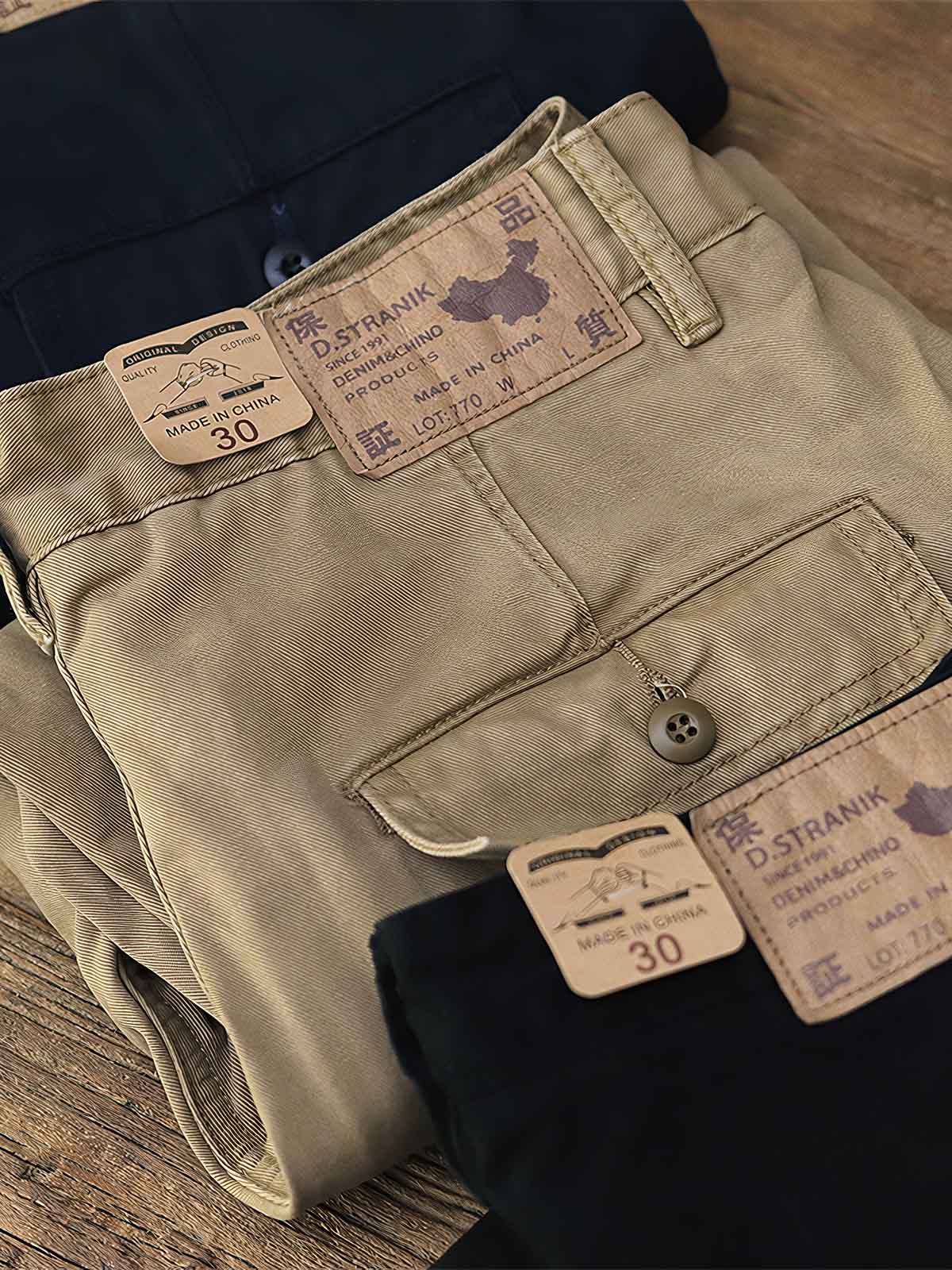 製品画像:アメリカンクラシックストレートツイルパンツの正面図。クラシックなワークスタイルとカジュアル感が共存し、三季節に適した全コットン素材のアイテム。
詳細画像:後ろポケットに施されたフラップデザインのディテールを強調したクローズアップ画像。ワークテイストと実用性を兼ね備えたスタイル。