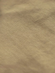 製品画像:アメリカンクラシックストレートツイルパンツの正面図。クラシックなワークスタイルとカジュアル感が共存し、三季節に適した全コットン素材のアイテム。
詳細画像:後ろポケットに施されたフラップデザインのディテールを強調したクローズアップ画像。ワークテイストと実用性を兼ね備えたスタイル。