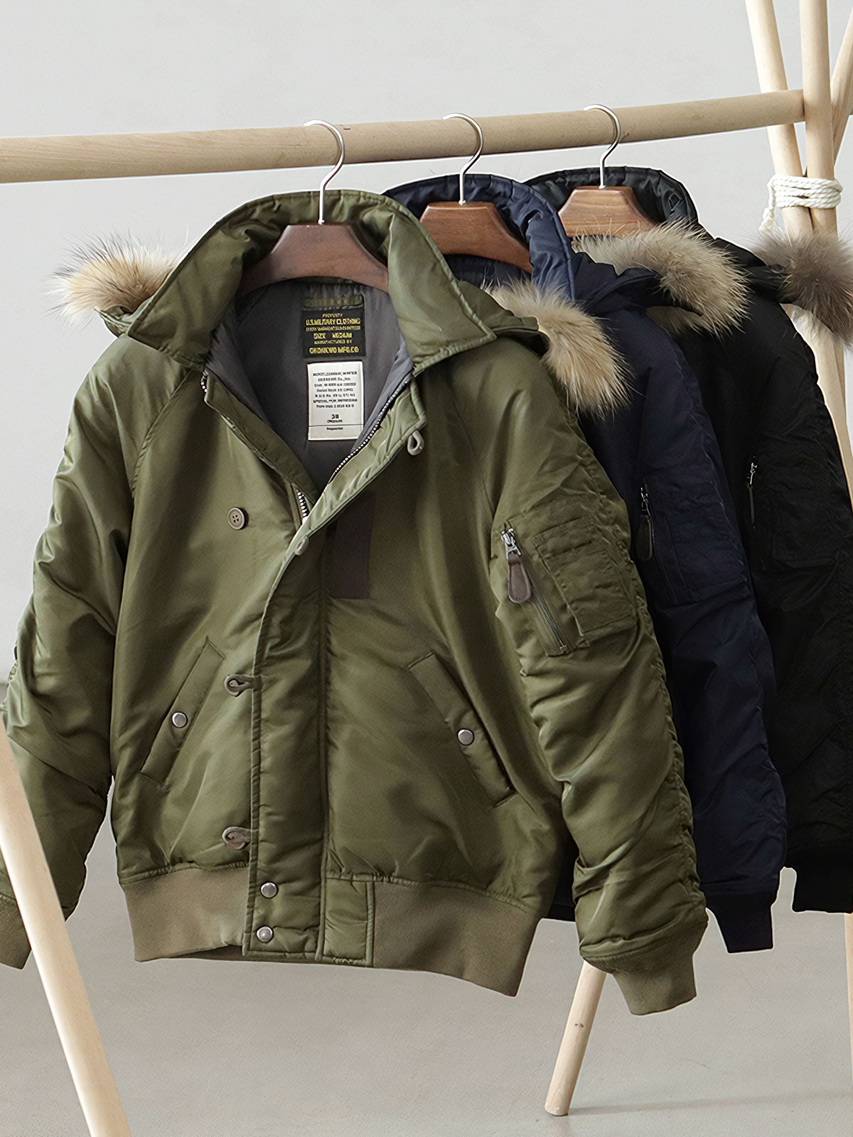 製品画像:N2Bフライトジャケットの正面図。高密度防水ナイロンと天然タヌキファー毛襟を採用し、混合ウールライニングで優れた保温性を実現。冬季のアウトドアや日常コーデに最適なアイテム。
詳細画像:ジャケットのタヌキファー毛襟と内側の混合ウールライニングをクローズアップ。クラシックなミリタリースタイルと防寒性能を兼ね備え、実用性とファッション性が融合したデザイン。