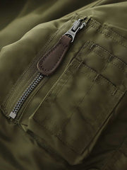 製品画像:N2Bフライトジャケットの正面図。高密度防水ナイロンと天然タヌキファー毛襟を採用し、混合ウールライニングで優れた保温性を実現。冬季のアウトドアや日常コーデに最適なアイテム。
詳細画像:ジャケットのタヌキファー毛襟と内側の混合ウールライニングをクローズアップ。クラシックなミリタリースタイルと防寒性能を兼ね備え、実用性とファッション性が融合したデザイン。