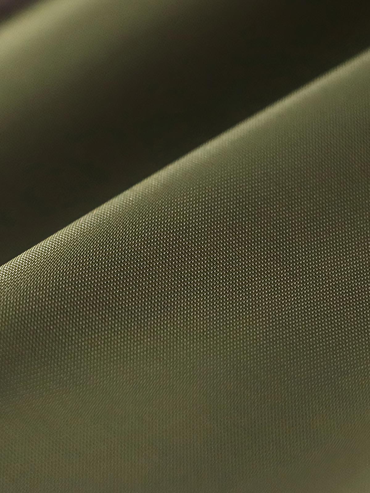 製品画像:N2Bフライトジャケットの正面図。高密度防水ナイロンと天然タヌキファー毛襟を採用し、混合ウールライニングで優れた保温性を実現。冬季のアウトドアや日常コーデに最適なアイテム。
詳細画像:ジャケットのタヌキファー毛襟と内側の混合ウールライニングをクローズアップ。クラシックなミリタリースタイルと防寒性能を兼ね備え、実用性とファッション性が融合したデザイン。