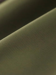 製品画像:N2Bフライトジャケットの正面図。高密度防水ナイロンと天然タヌキファー毛襟を採用し、混合ウールライニングで優れた保温性を実現。冬季のアウトドアや日常コーデに最適なアイテム。
詳細画像:ジャケットのタヌキファー毛襟と内側の混合ウールライニングをクローズアップ。クラシックなミリタリースタイルと防寒性能を兼ね備え、実用性とファッション性が融合したデザイン。