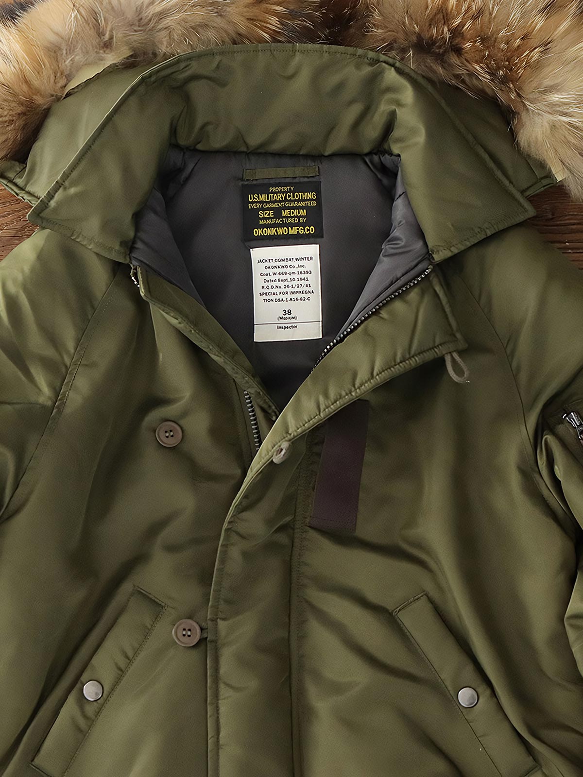 製品画像:N2Bフライトジャケットの正面図。高密度防水ナイロンと天然タヌキファー毛襟を採用し、混合ウールライニングで優れた保温性を実現。冬季のアウトドアや日常コーデに最適なアイテム。
詳細画像:ジャケットのタヌキファー毛襟と内側の混合ウールライニングをクローズアップ。クラシックなミリタリースタイルと防寒性能を兼ね備え、実用性とファッション性が融合したデザイン。