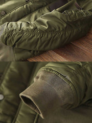 製品画像:N2Bフライトジャケットの正面図。高密度防水ナイロンと天然タヌキファー毛襟を採用し、混合ウールライニングで優れた保温性を実現。冬季のアウトドアや日常コーデに最適なアイテム。
詳細画像:ジャケットのタヌキファー毛襟と内側の混合ウールライニングをクローズアップ。クラシックなミリタリースタイルと防寒性能を兼ね備え、実用性とファッション性が融合したデザイン。