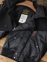 製品画像:N2Bフライトジャケットの正面図。高密度防水ナイロンと天然タヌキファー毛襟を採用し、混合ウールライニングで優れた保温性を実現。冬季のアウトドアや日常コーデに最適なアイテム。
詳細画像:ジャケットのタヌキファー毛襟と内側の混合ウールライニングをクローズアップ。クラシックなミリタリースタイルと防寒性能を兼ね備え、実用性とファッション性が融合したデザイン。