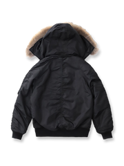 製品画像:N2Bフライトジャケットの正面図。高密度防水ナイロンと天然タヌキファー毛襟を採用し、混合ウールライニングで優れた保温性を実現。冬季のアウトドアや日常コーデに最適なアイテム。
詳細画像:ジャケットのタヌキファー毛襟と内側の混合ウールライニングをクローズアップ。クラシックなミリタリースタイルと防寒性能を兼ね備え、実用性とファッション性が融合したデザイン。